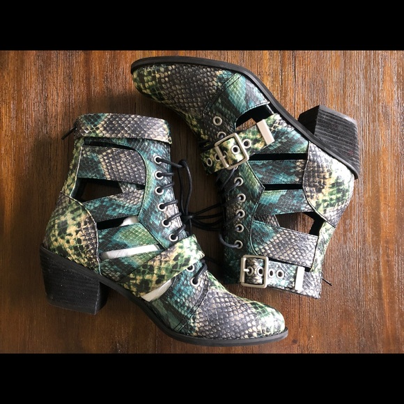 Jeffrey Campbell Raider Lace-Up Boot Snake Print - Picture 5 of 8